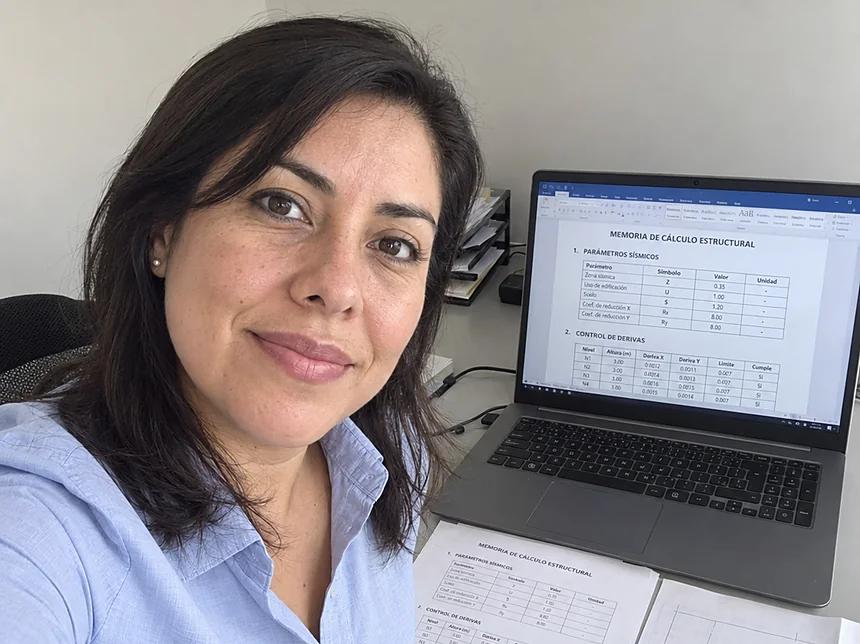 Carolina M., ingeniera civil en Perú, con la memoria de cálculo estructural en la pantalla